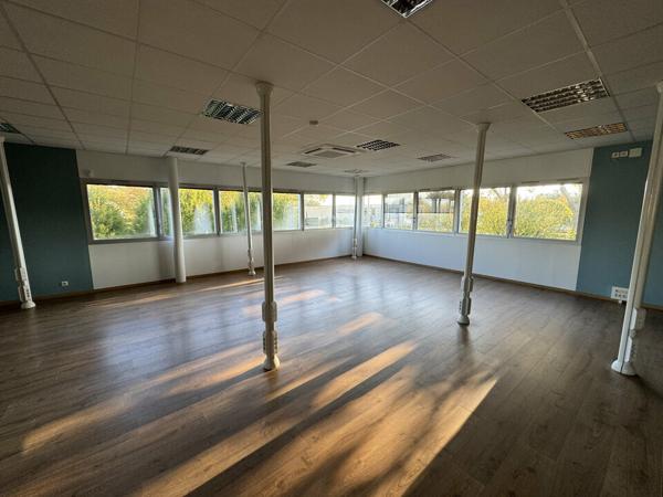 BALLAN MIRE BUREAUX A LOUER 440 M² PARKINGS