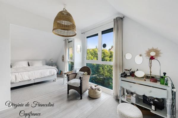 Sucy-en-Brie, Maison d'exception, parcelle de 800m², 259m² au sol, 4 chambres, 3 terrasses, jardin, garage, sous-sol