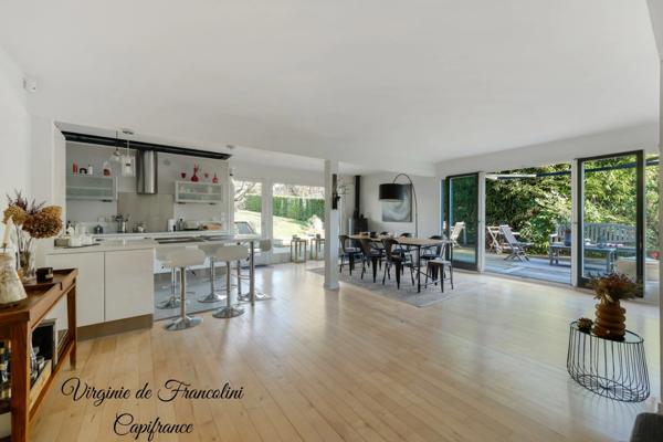 Sucy-en-Brie, Maison d'exception, parcelle de 800m², 259m² au sol, 4 chambres, 3 terrasses, jardin, garage, sous-sol