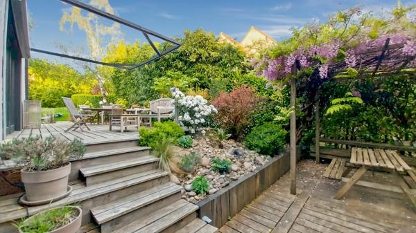 Sucy-en-Brie, Maison d'exception, parcelle de 800m², 259m² au sol, 4 chambres, 3 terrasses, jardin, garage, sous-sol