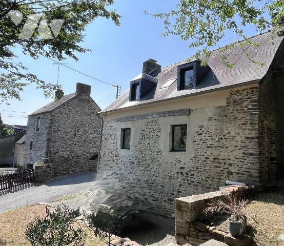 Rare à la vente et à 5 minutes du centre, maison en pierres entièrement rénovée et pleine de ch...