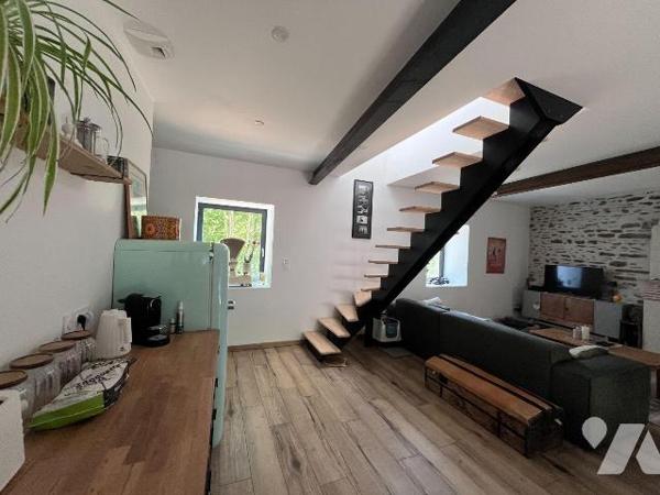 Rare à la vente et à 5 minutes du centre, maison en pierres entièrement rénovée et pleine de ch...