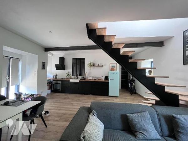 Rare à la vente et à 5 minutes du centre, maison en pierres entièrement rénovée et pleine de ch...