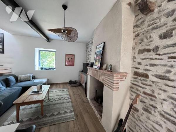 Rare à la vente et à 5 minutes du centre, maison en pierres entièrement rénovée et pleine de ch...