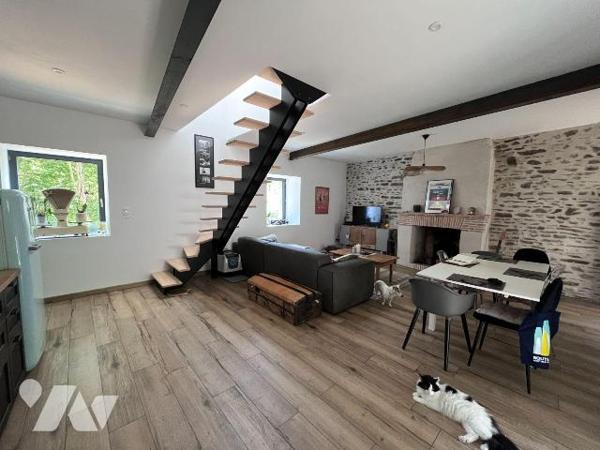 Rare à la vente et à 5 minutes du centre, maison en pierres entièrement rénovée et pleine de ch...
