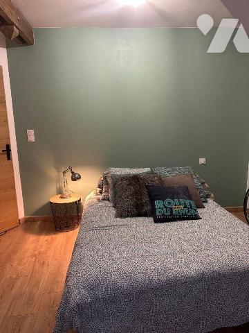 Rare à la vente et à 5 minutes du centre, maison en pierres entièrement rénovée et pleine de ch...