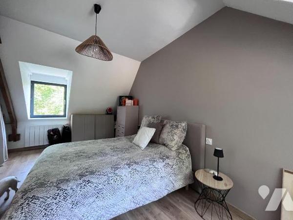 Rare à la vente et à 5 minutes du centre, maison en pierres entièrement rénovée et pleine de ch...