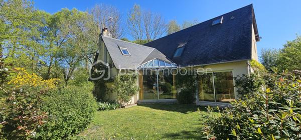 Maison d’architecte au calme , à 5 min de Honfleur 
À seulement 5 minutes de Honfleur, sur la commune de Équemauville, découvrez cette superbe maison d’architecte de 151 m², nichée au cœur d’un environnement exceptionnel.
Implantée sur un magnifique terrain arboré de 9 000 m², cette propriété offre un cadre de vie rare : calme, nature et intimité totale, sans vis-à-vis.
Dès l’entrée, vous serez séduit par les volumes et la luminosité :
Une belle pièce de vie spacieuse et baignée de lumière, ouverte sur le jardin
Une vue dégagée sur la verdure, sans aucune nuisance
Une cuisine ouverte à repenser selon vos goûts
Une salle de douche en rez-de-chaussée
À l’étage :
4 chambres confortables
Une salle de bain entièrement rénovée, moderne et fonctionnelle
Atouts supplémentaires :
 Sous-sol complet (garage, stockage, atelier…)
 Cave
Grenier
 Maison avec fort potentiel de valorisation
Environnement recherché, à proximité immédiate de Honfleur
 Un bien idéal pour une résidence principale, secondaire ou un projet de rénovation à forte valeur ajoutée.
 Un cadre de vie unique entre mer et campagne – à visiter sans tarder !