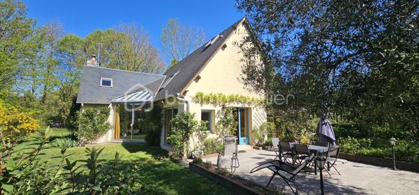 Maison d’architecte au calme , à 5 min de Honfleur 
À seulement 5 minutes de Honfleur, sur la commune de Équemauville, découvrez cette superbe maison d’architecte de 151 m², nichée au cœur d’un environnement exceptionnel.
Implantée sur un magnifique terrain arboré de 9 000 m², cette propriété offre un cadre de vie rare : calme, nature et intimité totale, sans vis-à-vis.
Dès l’entrée, vous serez séduit par les volumes et la luminosité :
Une belle pièce de vie spacieuse et baignée de lumière, ouverte sur le jardin
Une vue dégagée sur la verdure, sans aucune nuisance
Une cuisine ouverte à repenser selon vos goûts
Une salle de douche en rez-de-chaussée
À l’étage :
4 chambres confortables
Une salle de bain entièrement rénovée, moderne et fonctionnelle
Atouts supplémentaires :
 Sous-sol complet (garage, stockage, atelier…)
 Cave
Grenier
 Maison avec fort potentiel de valorisation
Environnement recherché, à proximité immédiate de Honfleur
 Un bien idéal pour une résidence principale, secondaire ou un projet de rénovation à forte valeur ajoutée.
 Un cadre de vie unique entre mer et campagne – à visiter sans tarder !