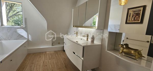 Maison d’architecte au calme , à 5 min de Honfleur 
À seulement 5 minutes de Honfleur, sur la commune de Équemauville, découvrez cette superbe maison d’architecte de 151 m², nichée au cœur d’un environnement exceptionnel.
Implantée sur un magnifique terrain arboré de 9 000 m², cette propriété offre un cadre de vie rare : calme, nature et intimité totale, sans vis-à-vis.
Dès l’entrée, vous serez séduit par les volumes et la luminosité :
Une belle pièce de vie spacieuse et baignée de lumière, ouverte sur le jardin
Une vue dégagée sur la verdure, sans aucune nuisance
Une cuisine ouverte à repenser selon vos goûts
Une salle de douche en rez-de-chaussée
À l’étage :
4 chambres confortables
Une salle de bain entièrement rénovée, moderne et fonctionnelle
Atouts supplémentaires :
 Sous-sol complet (garage, stockage, atelier…)
 Cave
Grenier
 Maison avec fort potentiel de valorisation
Environnement recherché, à proximité immédiate de Honfleur
 Un bien idéal pour une résidence principale, secondaire ou un projet de rénovation à forte valeur ajoutée.
 Un cadre de vie unique entre mer et campagne – à visiter sans tarder !