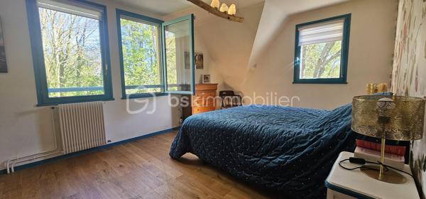 Maison d’architecte au calme , à 5 min de Honfleur 
À seulement 5 minutes de Honfleur, sur la commune de Équemauville, découvrez cette superbe maison d’architecte de 151 m², nichée au cœur d’un environnement exceptionnel.
Implantée sur un magnifique terrain arboré de 9 000 m², cette propriété offre un cadre de vie rare : calme, nature et intimité totale, sans vis-à-vis.
Dès l’entrée, vous serez séduit par les volumes et la luminosité :
Une belle pièce de vie spacieuse et baignée de lumière, ouverte sur le jardin
Une vue dégagée sur la verdure, sans aucune nuisance
Une cuisine ouverte à repenser selon vos goûts
Une salle de douche en rez-de-chaussée
À l’étage :
4 chambres confortables
Une salle de bain entièrement rénovée, moderne et fonctionnelle
Atouts supplémentaires :
 Sous-sol complet (garage, stockage, atelier…)
 Cave
Grenier
 Maison avec fort potentiel de valorisation
Environnement recherché, à proximité immédiate de Honfleur
 Un bien idéal pour une résidence principale, secondaire ou un projet de rénovation à forte valeur ajoutée.
 Un cadre de vie unique entre mer et campagne – à visiter sans tarder !
