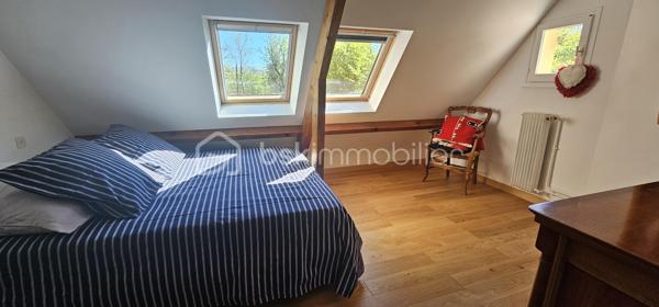 Maison d’architecte au calme , à 5 min de Honfleur 
À seulement 5 minutes de Honfleur, sur la commune de Équemauville, découvrez cette superbe maison d’architecte de 151 m², nichée au cœur d’un environnement exceptionnel.
Implantée sur un magnifique terrain arboré de 9 000 m², cette propriété offre un cadre de vie rare : calme, nature et intimité totale, sans vis-à-vis.
Dès l’entrée, vous serez séduit par les volumes et la luminosité :
Une belle pièce de vie spacieuse et baignée de lumière, ouverte sur le jardin
Une vue dégagée sur la verdure, sans aucune nuisance
Une cuisine ouverte à repenser selon vos goûts
Une salle de douche en rez-de-chaussée
À l’étage :
4 chambres confortables
Une salle de bain entièrement rénovée, moderne et fonctionnelle
Atouts supplémentaires :
 Sous-sol complet (garage, stockage, atelier…)
 Cave
Grenier
 Maison avec fort potentiel de valorisation
Environnement recherché, à proximité immédiate de Honfleur
 Un bien idéal pour une résidence principale, secondaire ou un projet de rénovation à forte valeur ajoutée.
 Un cadre de vie unique entre mer et campagne – à visiter sans tarder !