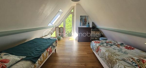 Maison d’architecte au calme , à 5 min de Honfleur 
À seulement 5 minutes de Honfleur, sur la commune de Équemauville, découvrez cette superbe maison d’architecte de 151 m², nichée au cœur d’un environnement exceptionnel.
Implantée sur un magnifique terrain arboré de 9 000 m², cette propriété offre un cadre de vie rare : calme, nature et intimité totale, sans vis-à-vis.
Dès l’entrée, vous serez séduit par les volumes et la luminosité :
Une belle pièce de vie spacieuse et baignée de lumière, ouverte sur le jardin
Une vue dégagée sur la verdure, sans aucune nuisance
Une cuisine ouverte à repenser selon vos goûts
Une salle de douche en rez-de-chaussée
À l’étage :
4 chambres confortables
Une salle de bain entièrement rénovée, moderne et fonctionnelle
Atouts supplémentaires :
 Sous-sol complet (garage, stockage, atelier…)
 Cave
Grenier
 Maison avec fort potentiel de valorisation
Environnement recherché, à proximité immédiate de Honfleur
 Un bien idéal pour une résidence principale, secondaire ou un projet de rénovation à forte valeur ajoutée.
 Un cadre de vie unique entre mer et campagne – à visiter sans tarder !