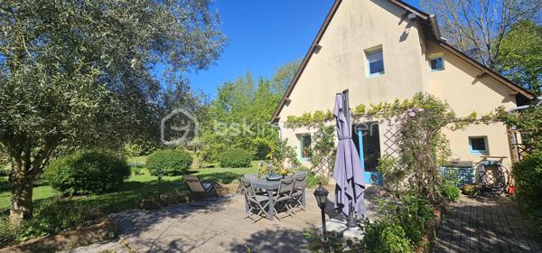 Maison d’architecte au calme , à 5 min de Honfleur 
À seulement 5 minutes de Honfleur, sur la commune de Équemauville, découvrez cette superbe maison d’architecte de 151 m², nichée au cœur d’un environnement exceptionnel.
Implantée sur un magnifique terrain arboré de 9 000 m², cette propriété offre un cadre de vie rare : calme, nature et intimité totale, sans vis-à-vis.
Dès l’entrée, vous serez séduit par les volumes et la luminosité :
Une belle pièce de vie spacieuse et baignée de lumière, ouverte sur le jardin
Une vue dégagée sur la verdure, sans aucune nuisance
Une cuisine ouverte à repenser selon vos goûts
Une salle de douche en rez-de-chaussée
À l’étage :
4 chambres confortables
Une salle de bain entièrement rénovée, moderne et fonctionnelle
Atouts supplémentaires :
 Sous-sol complet (garage, stockage, atelier…)
 Cave
Grenier
 Maison avec fort potentiel de valorisation
Environnement recherché, à proximité immédiate de Honfleur
 Un bien idéal pour une résidence principale, secondaire ou un projet de rénovation à forte valeur ajoutée.
 Un cadre de vie unique entre mer et campagne – à visiter sans tarder !