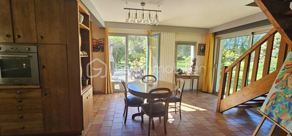 Maison d’architecte au calme , à 5 min de Honfleur 
À seulement 5 minutes de Honfleur, sur la commune de Équemauville, découvrez cette superbe maison d’architecte de 151 m², nichée au cœur d’un environnement exceptionnel.
Implantée sur un magnifique terrain arboré de 9 000 m², cette propriété offre un cadre de vie rare : calme, nature et intimité totale, sans vis-à-vis.
Dès l’entrée, vous serez séduit par les volumes et la luminosité :
Une belle pièce de vie spacieuse et baignée de lumière, ouverte sur le jardin
Une vue dégagée sur la verdure, sans aucune nuisance
Une cuisine ouverte à repenser selon vos goûts
Une salle de douche en rez-de-chaussée
À l’étage :
4 chambres confortables
Une salle de bain entièrement rénovée, moderne et fonctionnelle
Atouts supplémentaires :
 Sous-sol complet (garage, stockage, atelier…)
 Cave
Grenier
 Maison avec fort potentiel de valorisation
Environnement recherché, à proximité immédiate de Honfleur
 Un bien idéal pour une résidence principale, secondaire ou un projet de rénovation à forte valeur ajoutée.
 Un cadre de vie unique entre mer et campagne – à visiter sans tarder !