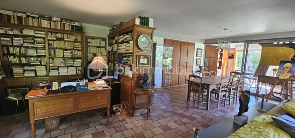 Maison d’architecte au calme , à 5 min de Honfleur 
À seulement 5 minutes de Honfleur, sur la commune de Équemauville, découvrez cette superbe maison d’architecte de 151 m², nichée au cœur d’un environnement exceptionnel.
Implantée sur un magnifique terrain arboré de 9 000 m², cette propriété offre un cadre de vie rare : calme, nature et intimité totale, sans vis-à-vis.
Dès l’entrée, vous serez séduit par les volumes et la luminosité :
Une belle pièce de vie spacieuse et baignée de lumière, ouverte sur le jardin
Une vue dégagée sur la verdure, sans aucune nuisance
Une cuisine ouverte à repenser selon vos goûts
Une salle de douche en rez-de-chaussée
À l’étage :
4 chambres confortables
Une salle de bain entièrement rénovée, moderne et fonctionnelle
Atouts supplémentaires :
 Sous-sol complet (garage, stockage, atelier…)
 Cave
Grenier
 Maison avec fort potentiel de valorisation
Environnement recherché, à proximité immédiate de Honfleur
 Un bien idéal pour une résidence principale, secondaire ou un projet de rénovation à forte valeur ajoutée.
 Un cadre de vie unique entre mer et campagne – à visiter sans tarder !