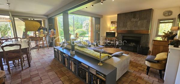 Maison d’architecte au calme , à 5 min de Honfleur 
À seulement 5 minutes de Honfleur, sur la commune de Équemauville, découvrez cette superbe maison d’architecte de 151 m², nichée au cœur d’un environnement exceptionnel.
Implantée sur un magnifique terrain arboré de 9 000 m², cette propriété offre un cadre de vie rare : calme, nature et intimité totale, sans vis-à-vis.
Dès l’entrée, vous serez séduit par les volumes et la luminosité :
Une belle pièce de vie spacieuse et baignée de lumière, ouverte sur le jardin
Une vue dégagée sur la verdure, sans aucune nuisance
Une cuisine ouverte à repenser selon vos goûts
Une salle de douche en rez-de-chaussée
À l’étage :
4 chambres confortables
Une salle de bain entièrement rénovée, moderne et fonctionnelle
Atouts supplémentaires :
 Sous-sol complet (garage, stockage, atelier…)
 Cave
Grenier
 Maison avec fort potentiel de valorisation
Environnement recherché, à proximité immédiate de Honfleur
 Un bien idéal pour une résidence principale, secondaire ou un projet de rénovation à forte valeur ajoutée.
 Un cadre de vie unique entre mer et campagne – à visiter sans tarder !
