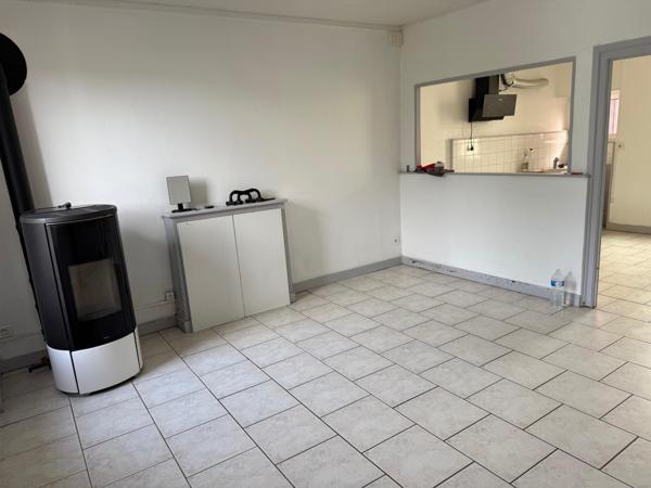 Jolie maison avec  un terrain attenant.