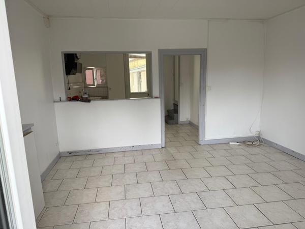 Jolie maison avec  un terrain attenant.