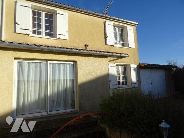 Chauvigny, Ville haute,  Maison d'environ 113 m² offrant: une entrée, une cuisine, un séjour, u...