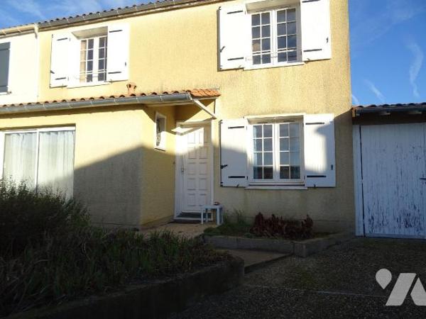 Chauvigny, Ville haute,  Maison d'environ 113 m² offrant: une entrée, une cuisine, un séjour, u...