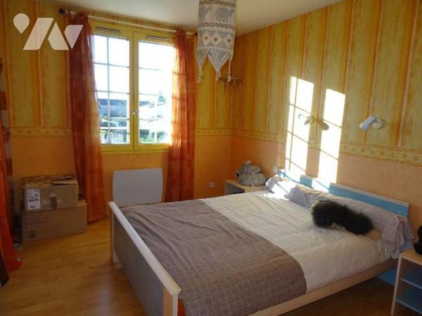 Chauvigny, Ville haute,  Maison d'environ 113 m² offrant: une entrée, une cuisine, un séjour, u...