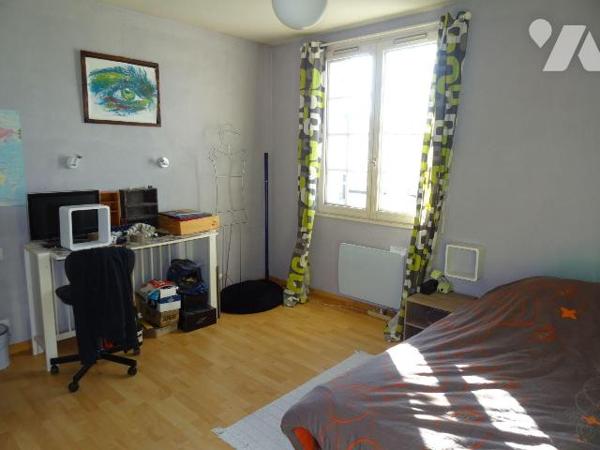 Chauvigny, Ville haute,  Maison d'environ 113 m² offrant: une entrée, une cuisine, un séjour, u...