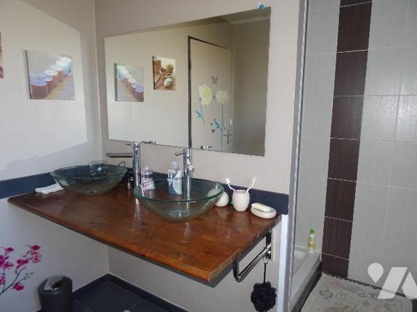 Chauvigny, Ville haute,  Maison d'environ 113 m² offrant: une entrée, une cuisine, un séjour, u...