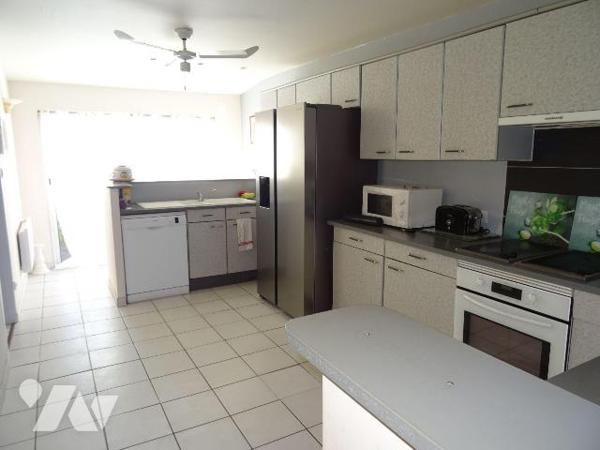 Chauvigny, Ville haute,  Maison d'environ 113 m² offrant: une entrée, une cuisine, un séjour, u...