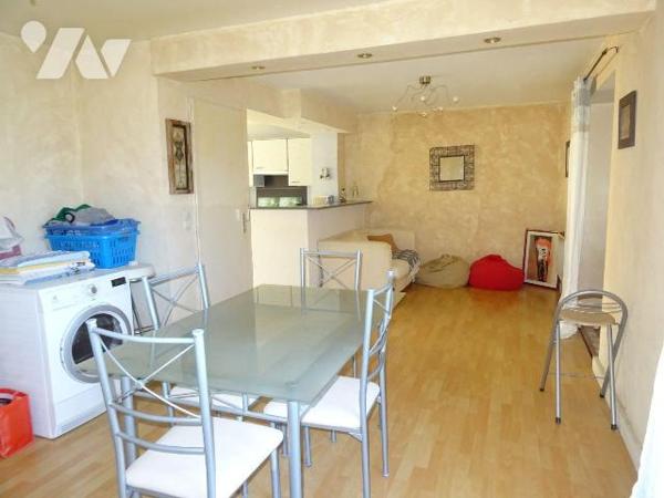 Chauvigny, Ville haute,  Maison d'environ 113 m² offrant: une entrée, une cuisine, un séjour, u...