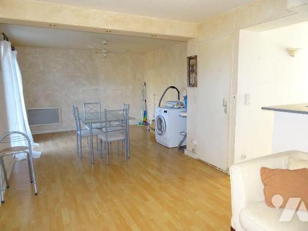 Chauvigny, Ville haute,  Maison d'environ 113 m² offrant: une entrée, une cuisine, un séjour, u...