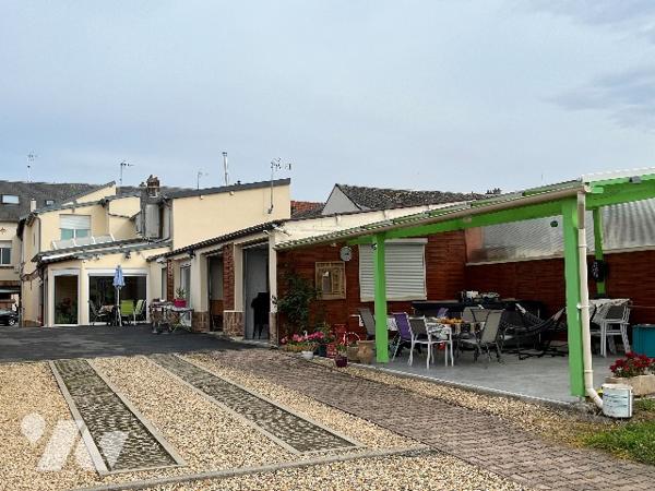 Maison d'habitation comprenant : salon-séjour, cuisine, 5 chambres, salle de bains, garage, piscine