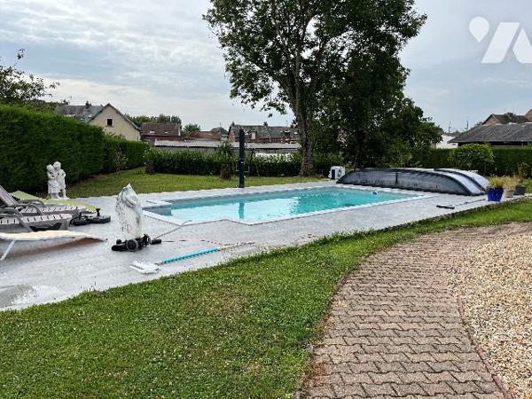 Maison d'habitation comprenant : salon-séjour, cuisine, 5 chambres, salle de bains, garage, piscine