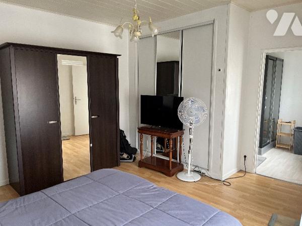 Maison d'habitation comprenant : salon-séjour, cuisine, 5 chambres, salle de bains, garage, piscine