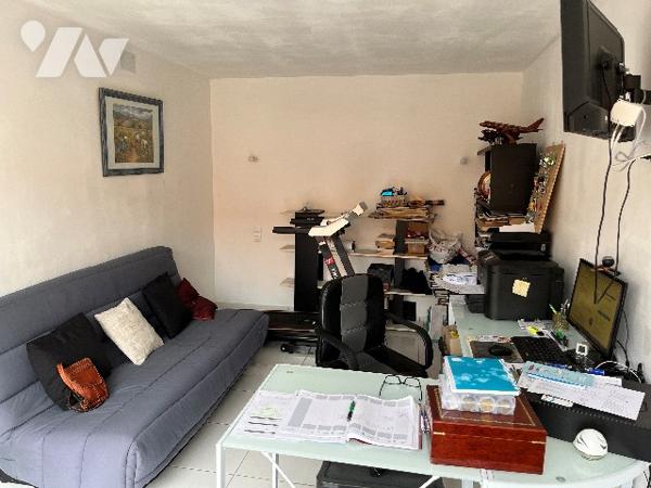 Maison d'habitation comprenant : salon-séjour, cuisine, 5 chambres, salle de bains, garage, piscine