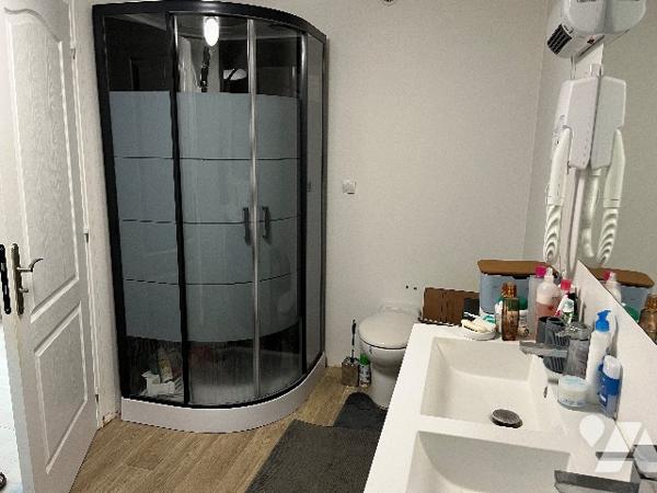 Maison d'habitation comprenant : salon-séjour, cuisine, 5 chambres, salle de bains, garage, piscine