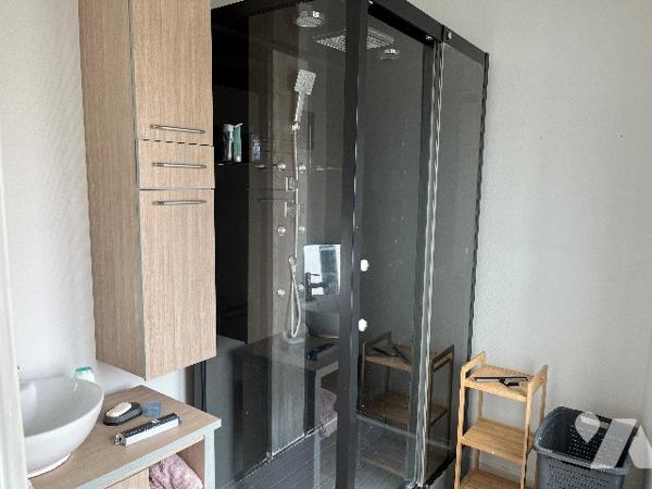 Maison d'habitation comprenant : salon-séjour, cuisine, 5 chambres, salle de bains, garage, piscine