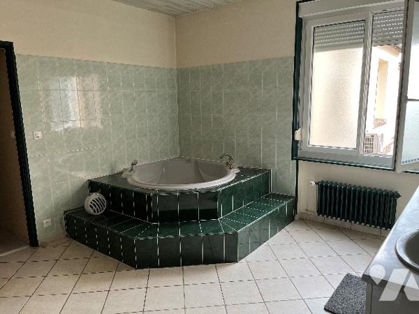 Maison d'habitation comprenant : salon-séjour, cuisine, 5 chambres, salle de bains, garage, piscine