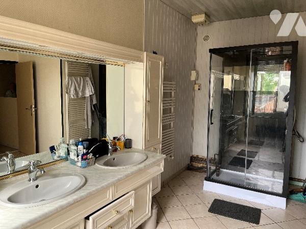 Maison d'habitation comprenant : salon-séjour, cuisine, 5 chambres, salle de bains, garage, piscine