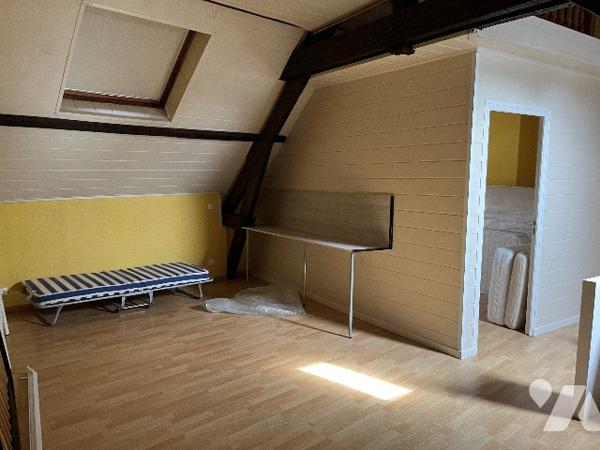 Maison d'habitation comprenant : salon-séjour, cuisine, 5 chambres, salle de bains, garage, piscine