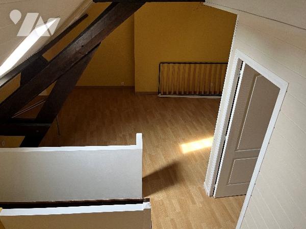 Maison d'habitation comprenant : salon-séjour, cuisine, 5 chambres, salle de bains, garage, piscine