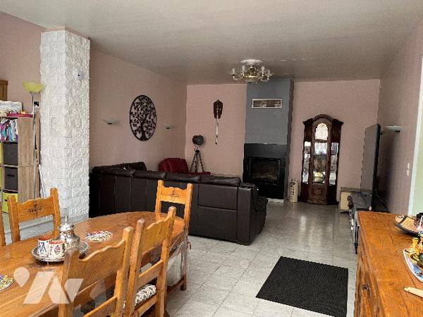 Maison d'habitation comprenant : salon-séjour, cuisine, 5 chambres, salle de bains, garage, piscine