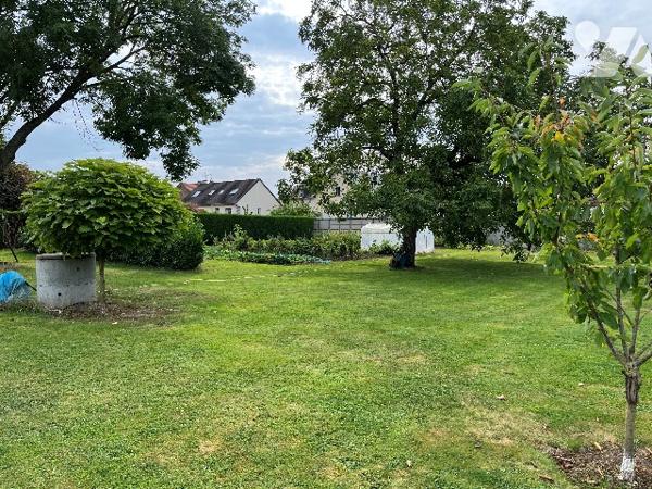 Maison d'habitation comprenant : salon-séjour, cuisine, 5 chambres, salle de bains, garage, piscine