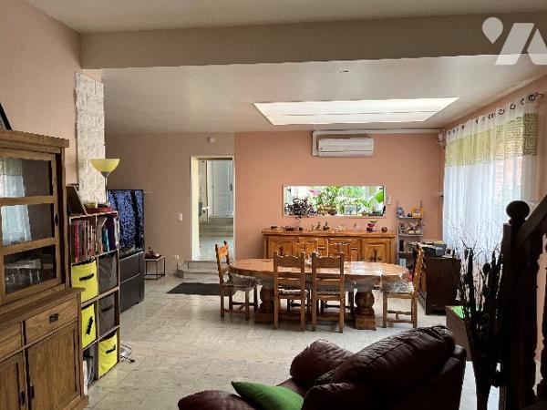 Maison d'habitation comprenant : salon-séjour, cuisine, 5 chambres, salle de bains, garage, piscine