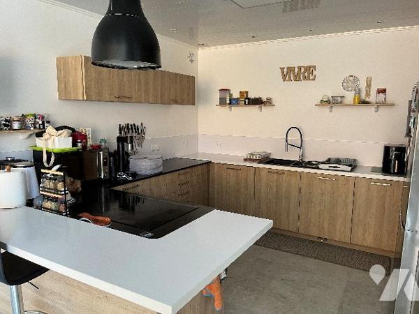 Maison d'habitation comprenant : salon-séjour, cuisine, 5 chambres, salle de bains, garage, piscine