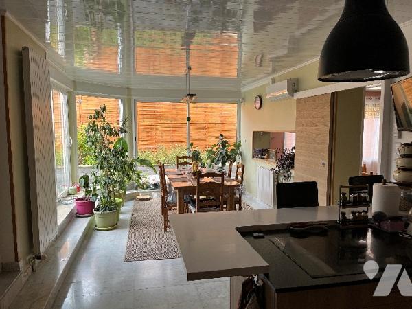 Maison d'habitation comprenant : salon-séjour, cuisine, 5 chambres, salle de bains, garage, piscine