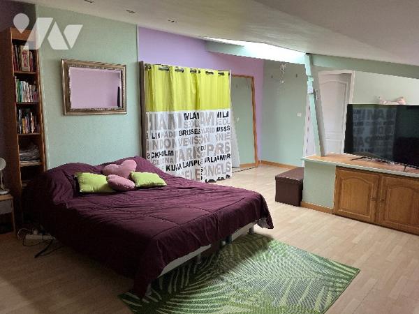 Maison d'habitation comprenant : salon-séjour, cuisine, 5 chambres, salle de bains, garage, piscine