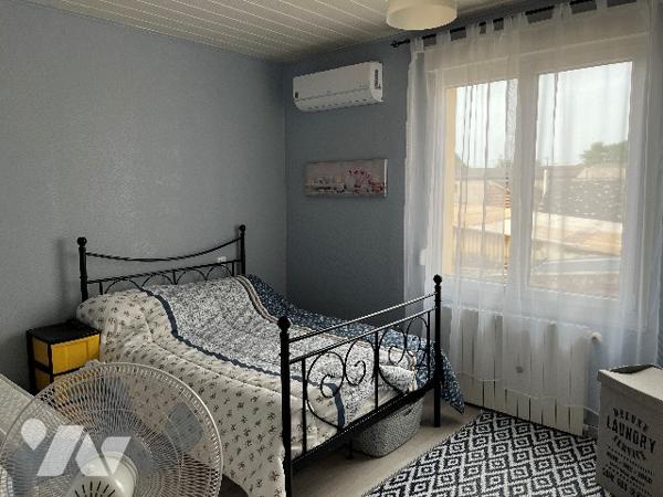 Maison d'habitation comprenant : salon-séjour, cuisine, 5 chambres, salle de bains, garage, piscine