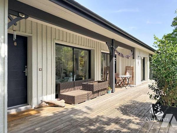 Maison contemporaine de 2014 située à Lège-Cap-Ferret, secteur Lège-Bourg, dans un environnemen...