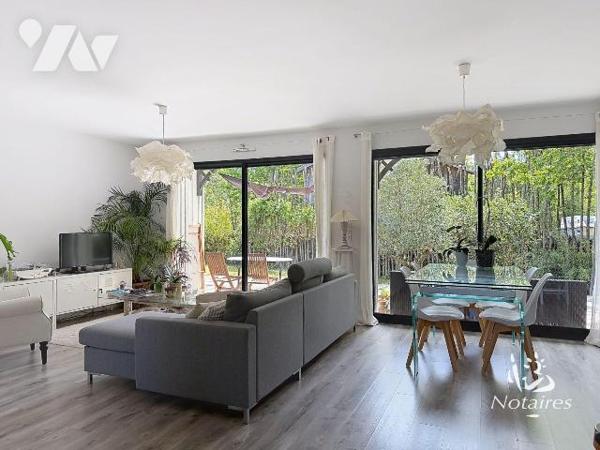 Maison contemporaine de 2014 située à Lège-Cap-Ferret, secteur Lège-Bourg, dans un environnemen...
